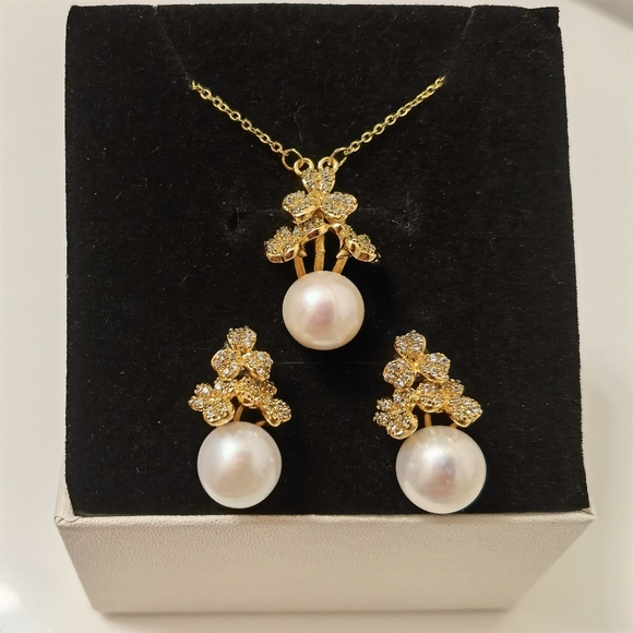 Freshwater pearl necklace and earrings set. - Picture 1 of 6